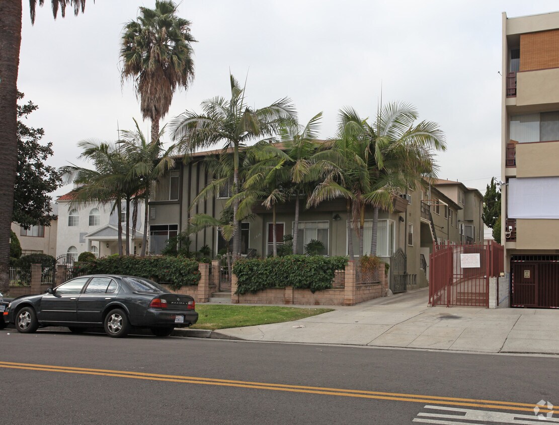 Primary Photo - 1819-1823 Winona Blvd