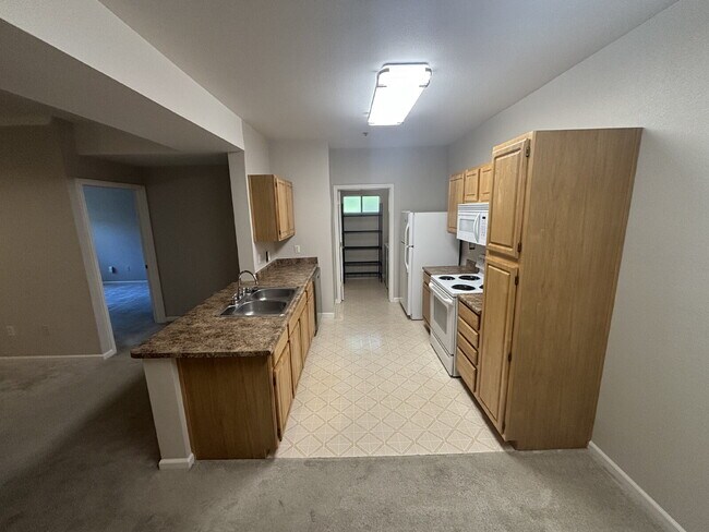 Foto del edificio - 2 BED 2 BATH CONDO IN GATED COMMUNITY WITH CLUBHOUSE AMMENITIES