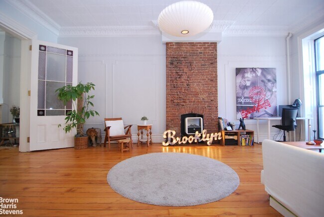 Building Photo - Townhouse Upper Triplex