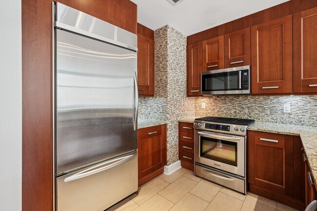 Foto del edificio - 8100 River Rd