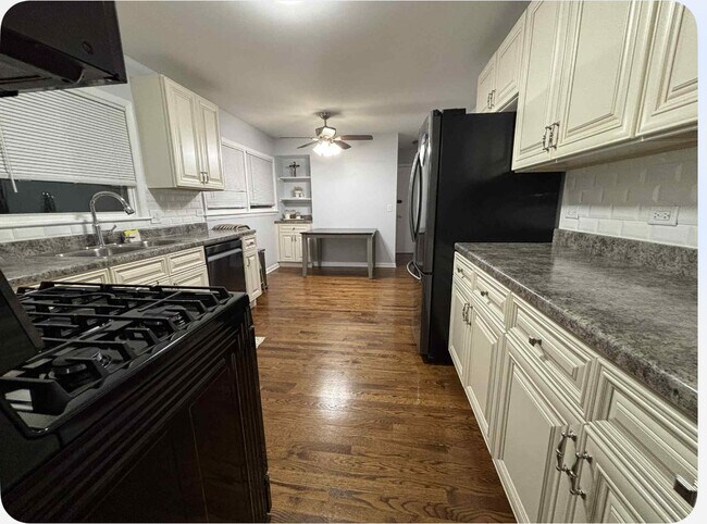 Kitchen - 6748 E Prairie Rd