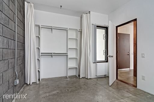 Building Photo - 1 br, 1 bath  - 1941 Columbia St Unit 406