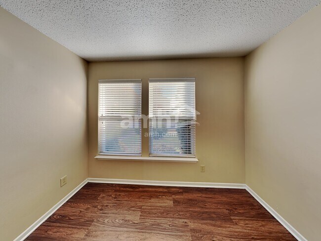 Building Photo - 916 Ravine Drive