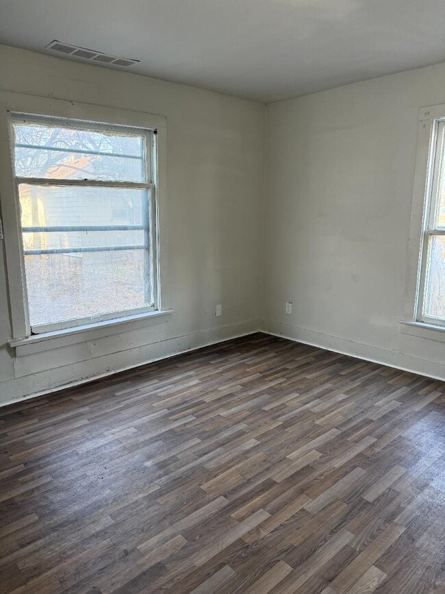 Building Photo - 208 1/2 E Avenue B - Unit 1