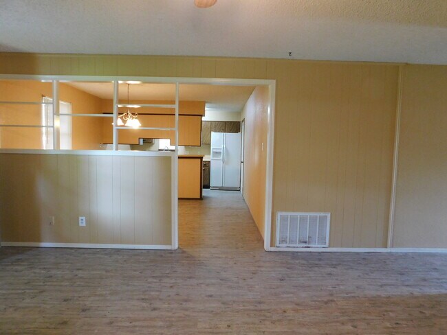 Building Photo - 3 Bedroom 2 Bath Home. South Side of Fort ...