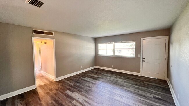 Foto del edificio - Charming 4 Bedroom, 2 Bathroom Home in Altamonte Springs!!