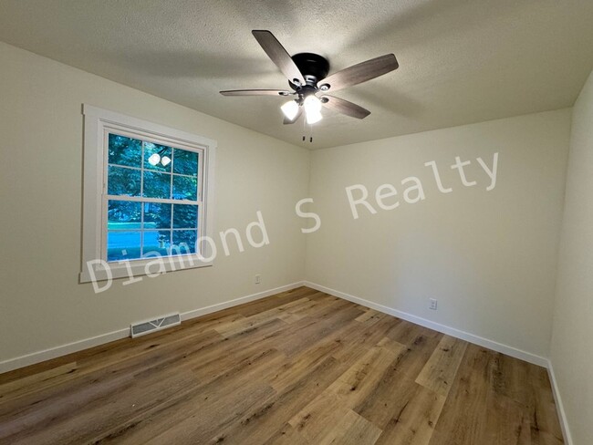 Building Photo - Gorgeous Remodel - 3/2/2 Available for Lease!