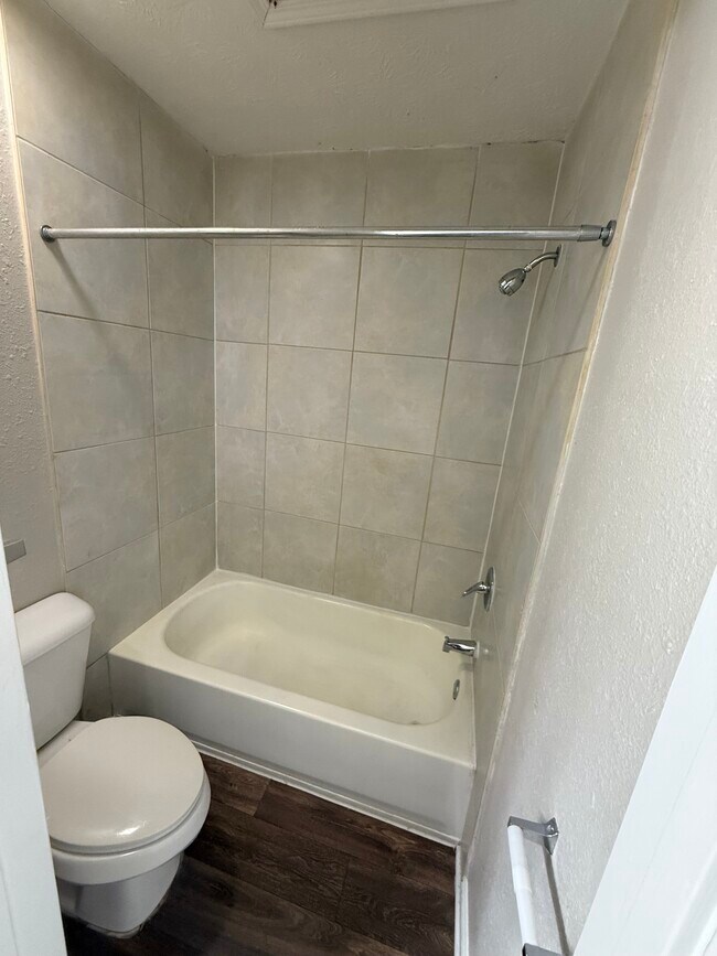 Baño del estudio - Brentwood Apartments