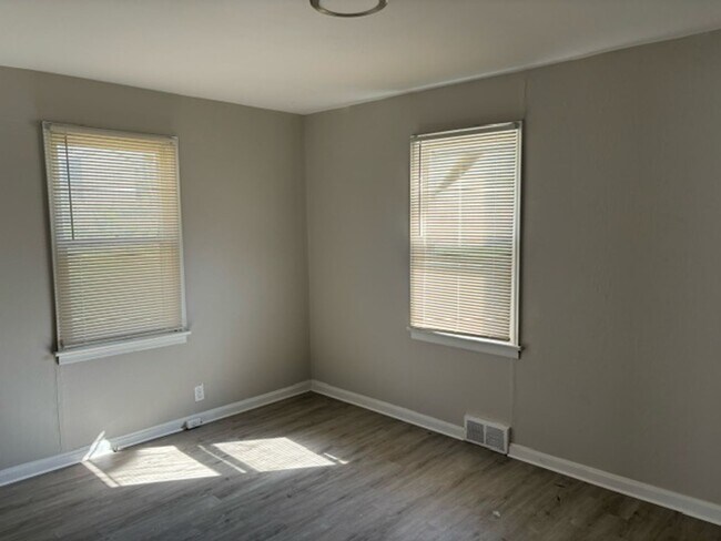 Building Photo - 2 Bedroom
