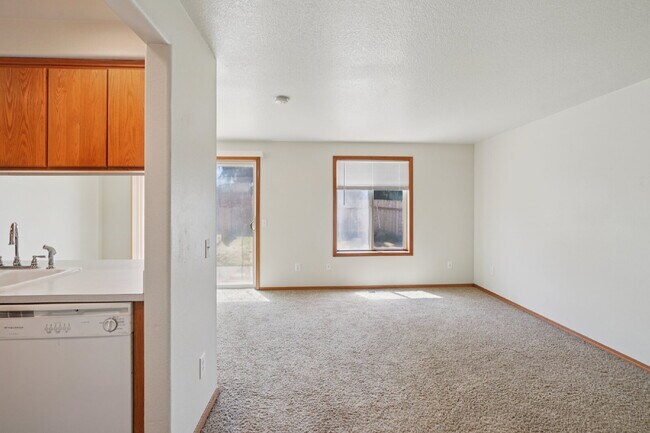 Building Photo - 4 bedroom 2.5 bath