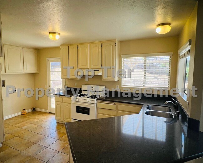 Foto del edificio - Charming 2-Bedroom Home with Large Yard and Modern Upgrades - Available Now!