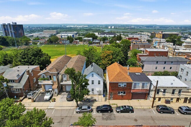 Foto del edificio - 6605 Durham Ave