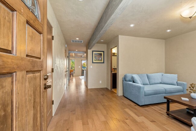 Foto del edificio - Gorgeous Furnished 2-Bed, 2-Bath Townhouse...