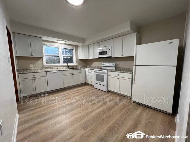 Building Photo - 8141 Villa Dr
