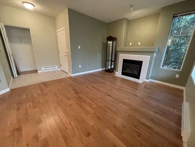 Building Photo - 2bed 2bath home with open and bright floor...