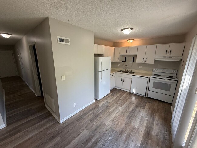 Foto del edificio - 2BR 1BA Duplex w/ Garage and Shared Yard in Blue Springs