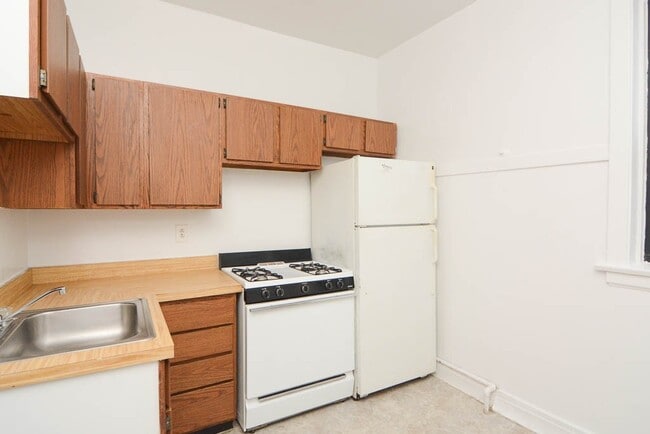 Building Photo - 2426 N Sawyer Ave