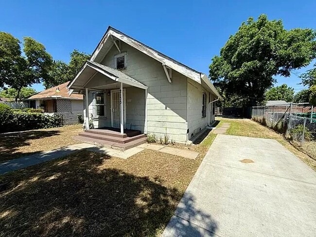 Building Photo - Wow! Bright and cheery big two-bedroom home