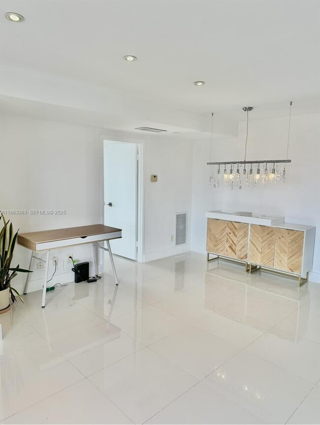 Foto del edificio - 8400 Byron Ave