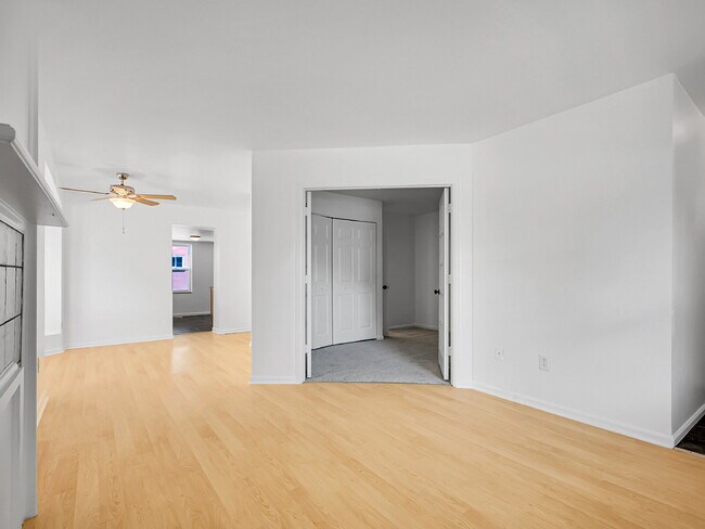 Foto del edificio - $1,550, 1 bed, 1 bath apartent near wash p...