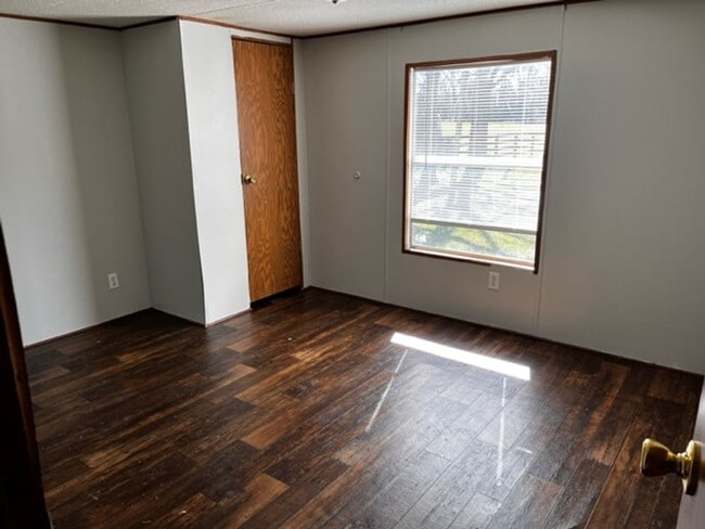 Building Photo - Check Out This 3BD/2B Mobile Home!!