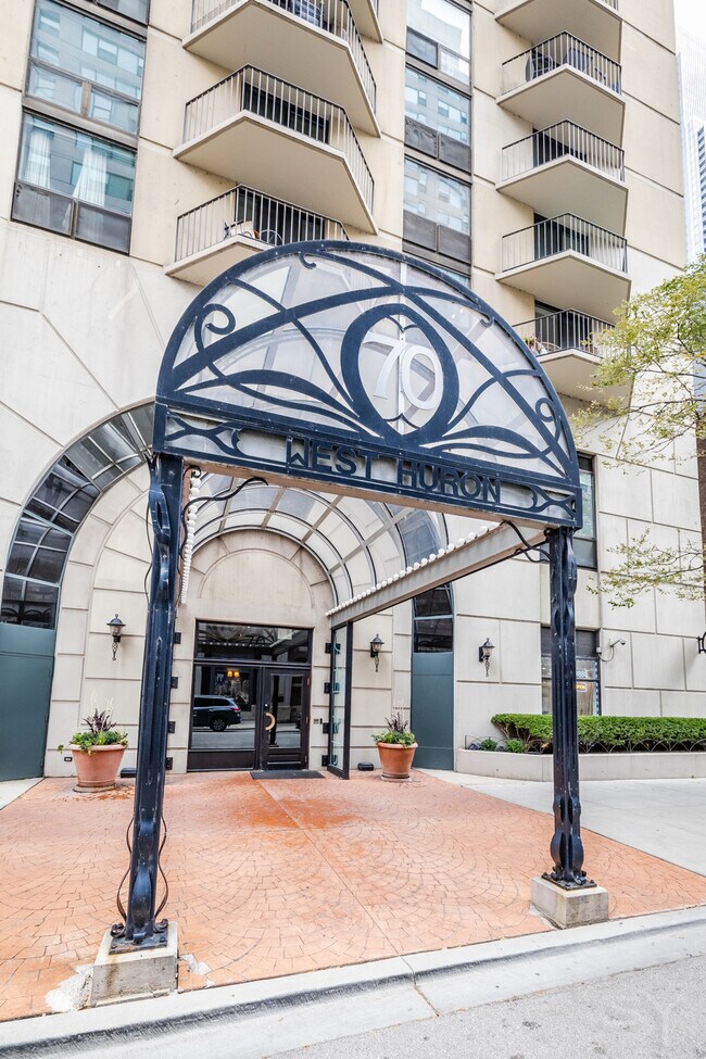Foto del edificio - 70 W Huron St