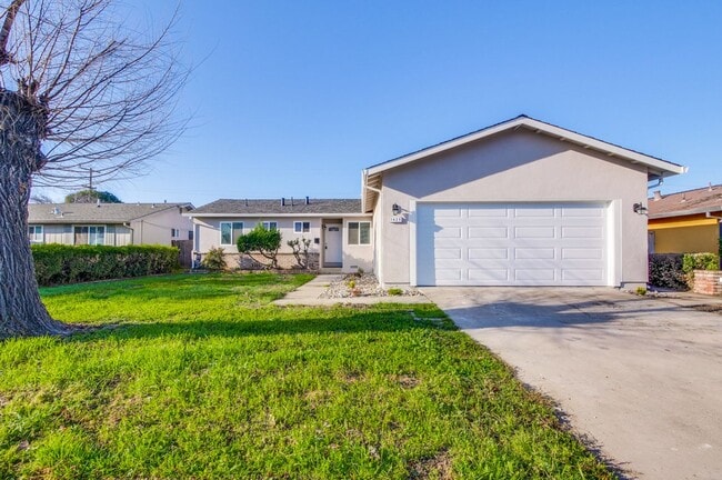 Building Photo - 1425 Sunshadow Ln