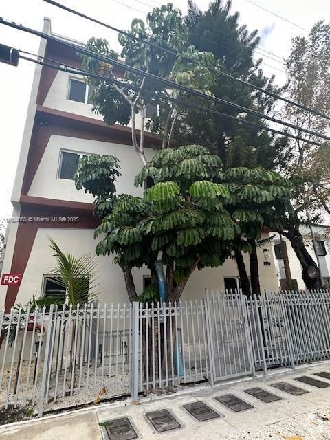 Building Photo - 320 SW 13th Ave