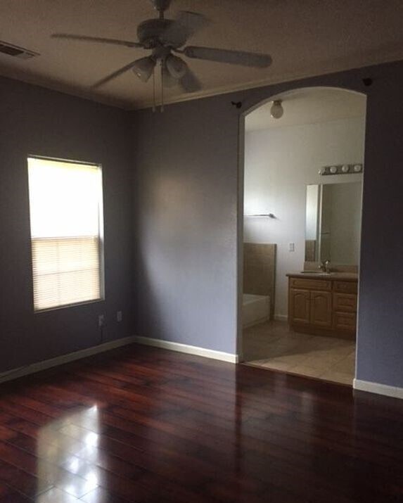 Dormitorio principal con vista a la entrada del baño principal. - 3517 T St