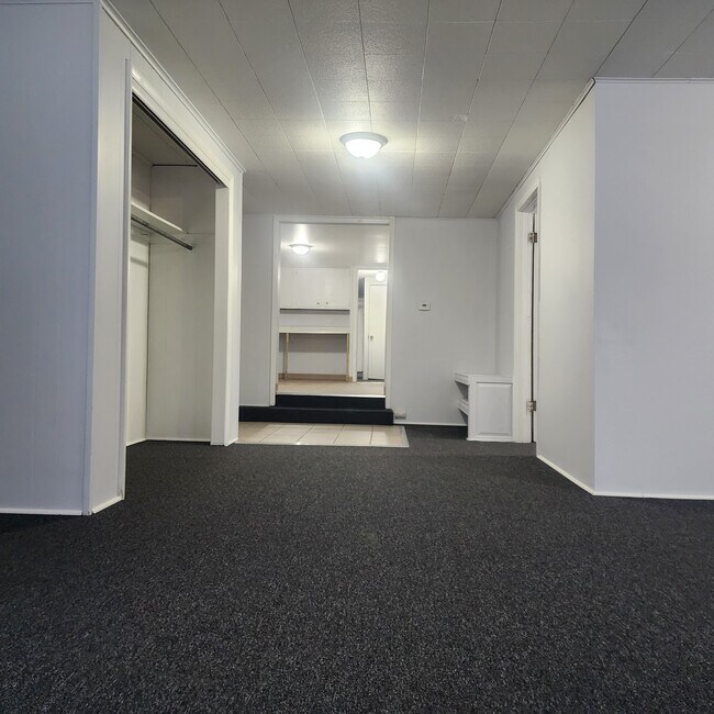 Sala de estar mirando hacia la cocina. - 396 Norton St