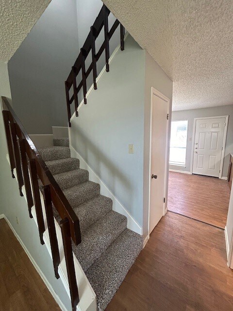 Foto del edificio - 336 Mill Creek Rd