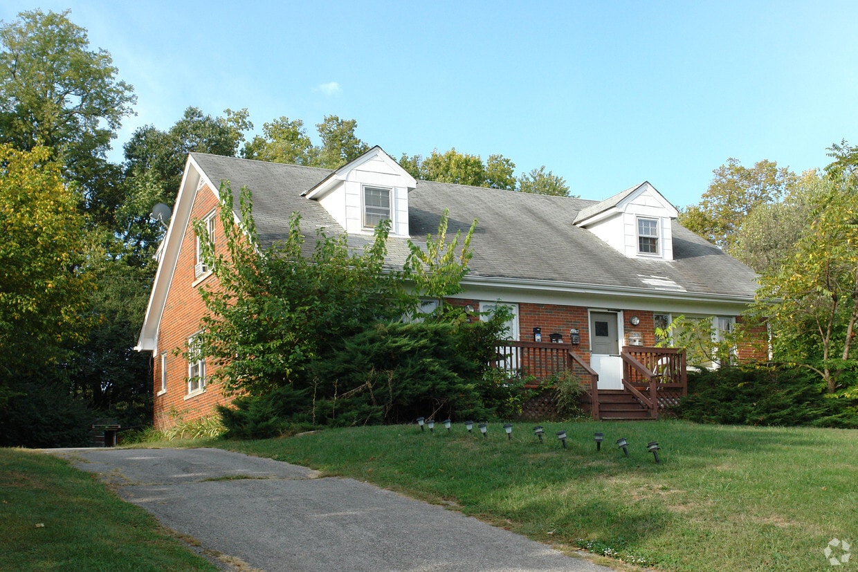 Primary Photo - 1916 Cambridge Dr