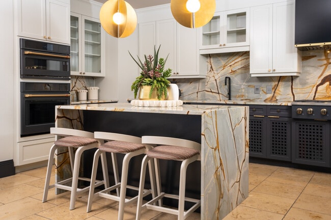 Building Photo - Heights at Park Lane