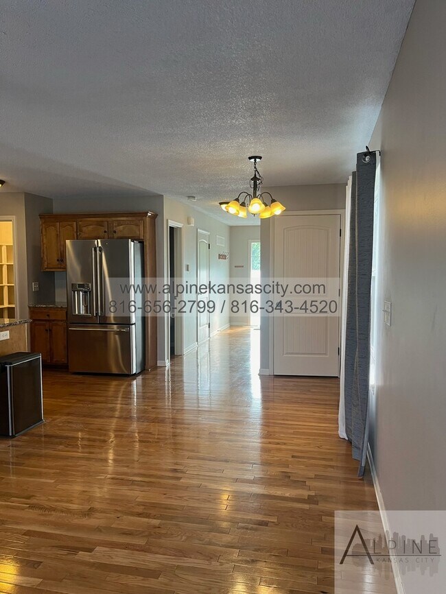 Building Photo - Beautiful Town Home w/ Large Sauna