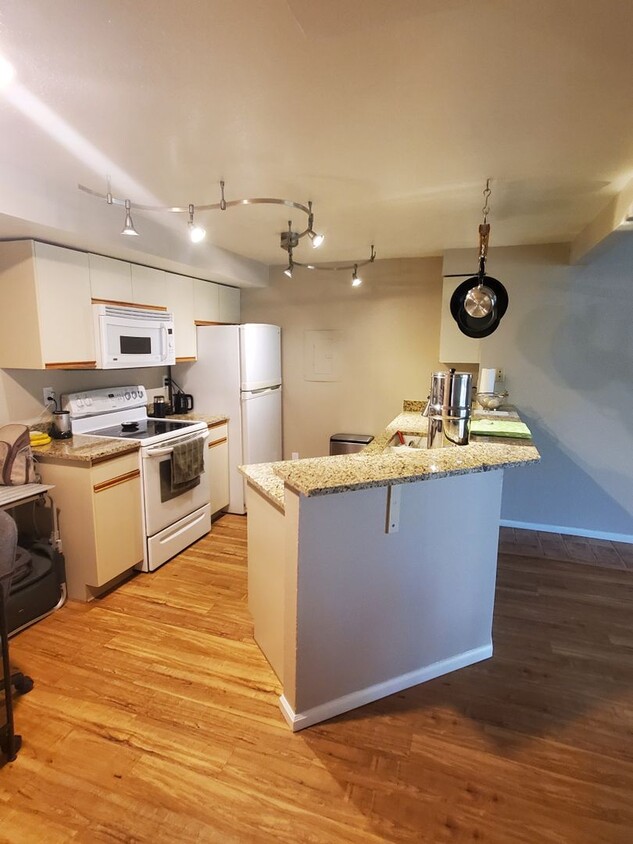 Foto principal - 2B/2B Updated Condo with Loft in the Seaso...