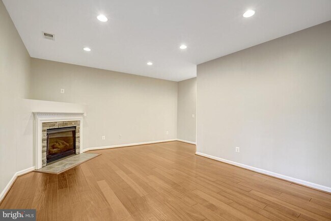 Foto del edificio - 6927 Rolling Creek Way