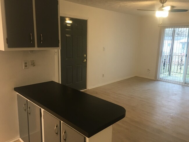 Building Photo - Willow Tree Apartments