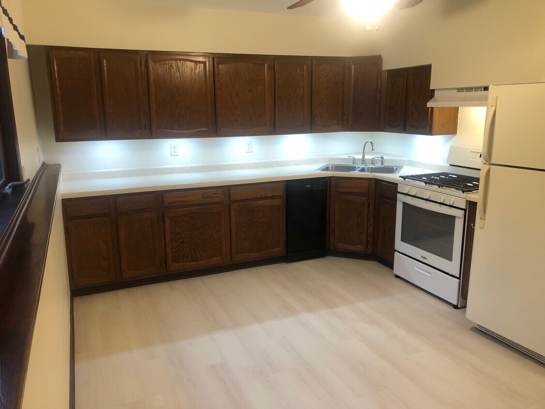 Big Bright Kitchen - 309 Olsen St
