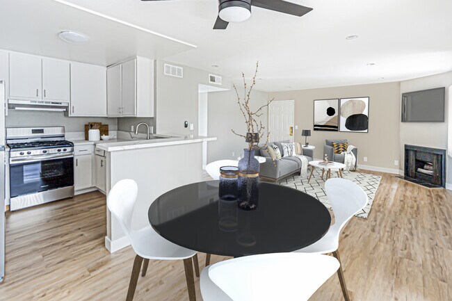 Foto del edificio - ~1 Month FREE~ Beautiful Two Bedroom with ...