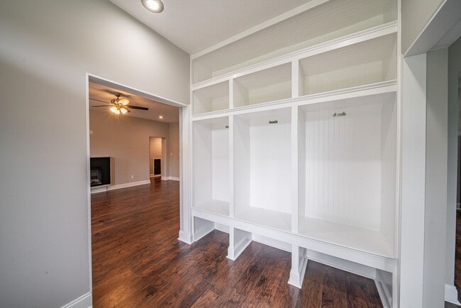 Foto del edificio - 4 bedroom/3 bath, 3711 sqft in Midtown!