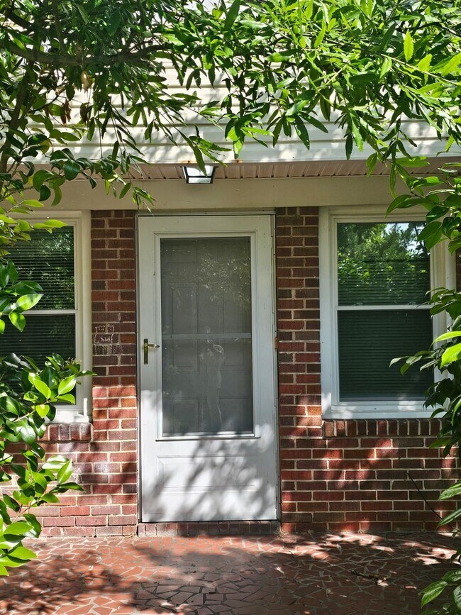 Foto del edificio - 348 Virginian Dr unit A