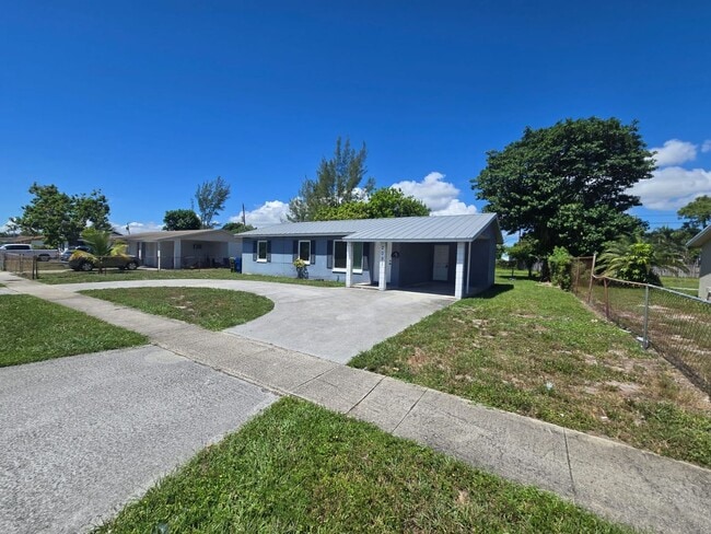 Building Photo - Spacious Riviera Beach Rental with Large B...
