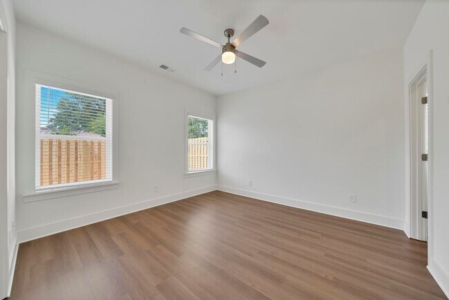 Foto del edificio - One level home with GARAGE and FENCED BACK...