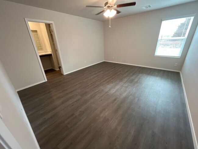 Foto del edificio - *KICK-OFF SPECIAL* Three Bedroom | Two Bat...