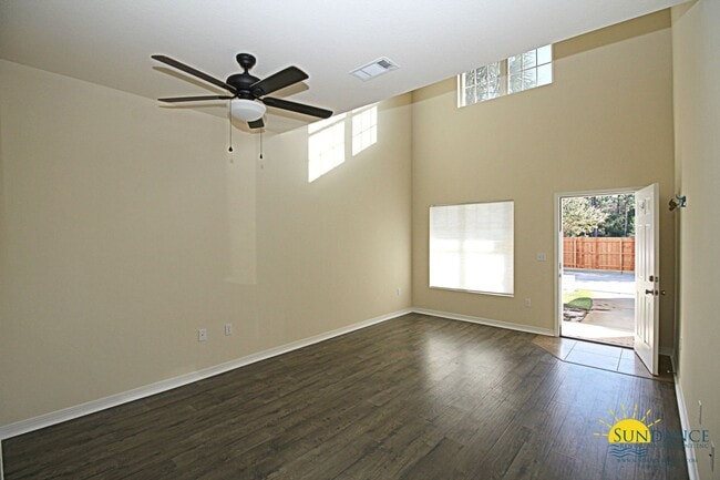 Building Photo - Beautiful 3 Bedroom Townhouse Near Hurlburt Field!