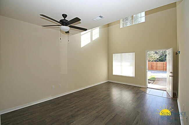 Foto del edificio - Beautiful 3 Bedroom Townhouse Near Hurlburt Field!