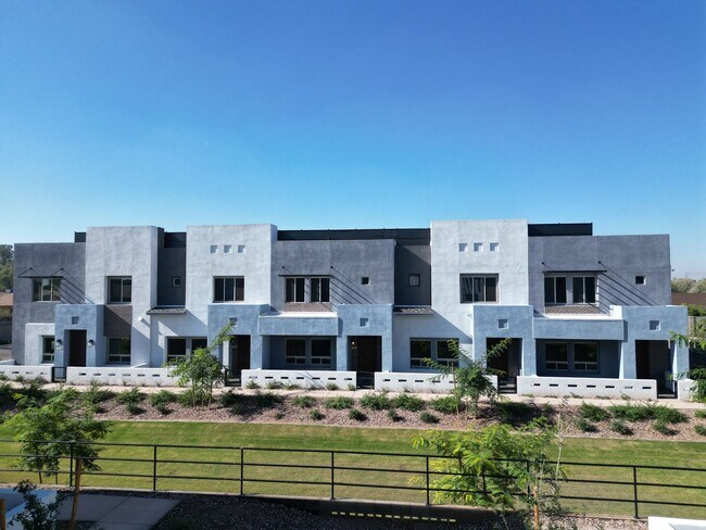 Foto del edificio - Brand New Build! Massive modern 4 bedroom/4.5 bathroom townhome in the heart of Chandler.