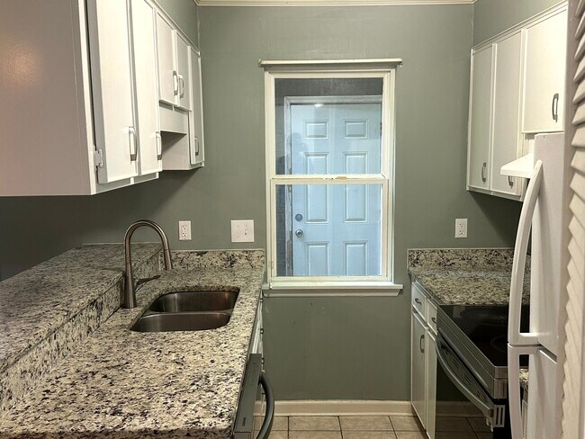 Building Photo - 3136 Vlg W Dr