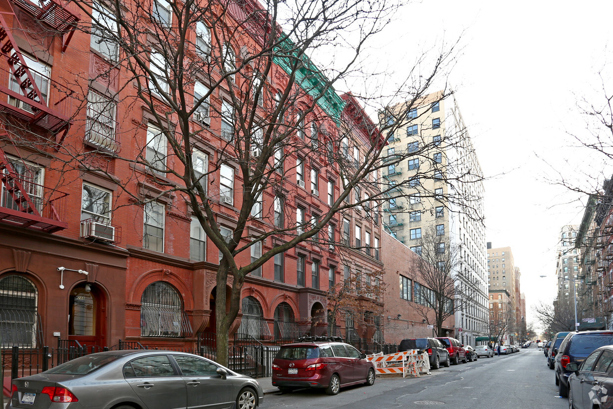 Building Photo - 212 W 105th St