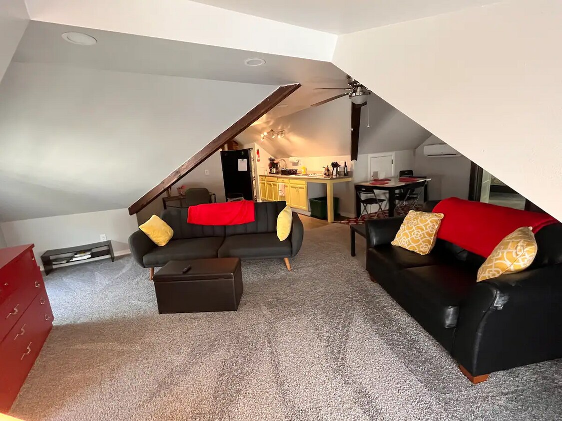 Big open living room with lots of light - 604 Market St